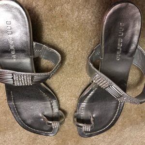 Silver small heel shoes 👠